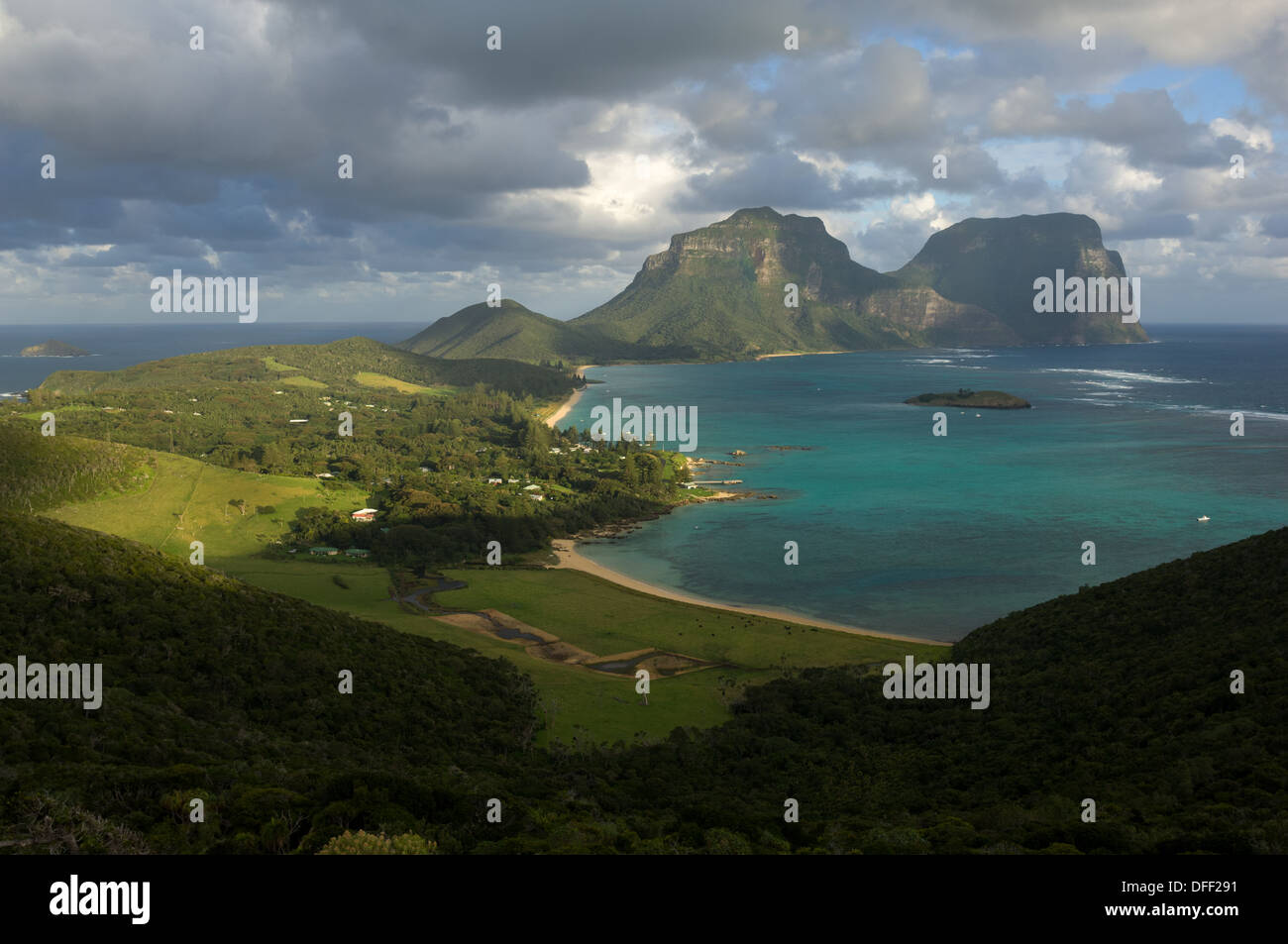 À côté de la lagune, vers le Mont Gower et Mont Lidgbird, l'île Lord Howe, NSW, Australie Banque D'Images