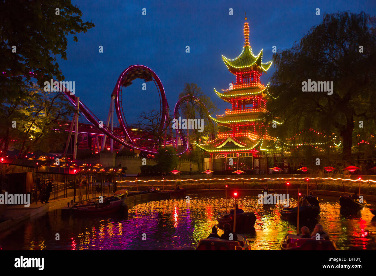 Lac de plaisance en face de la Pagode Chinoise et éclairé la nuit, grand huit jardins de Tivoli, Copenhague, Danemark Banque D'Images