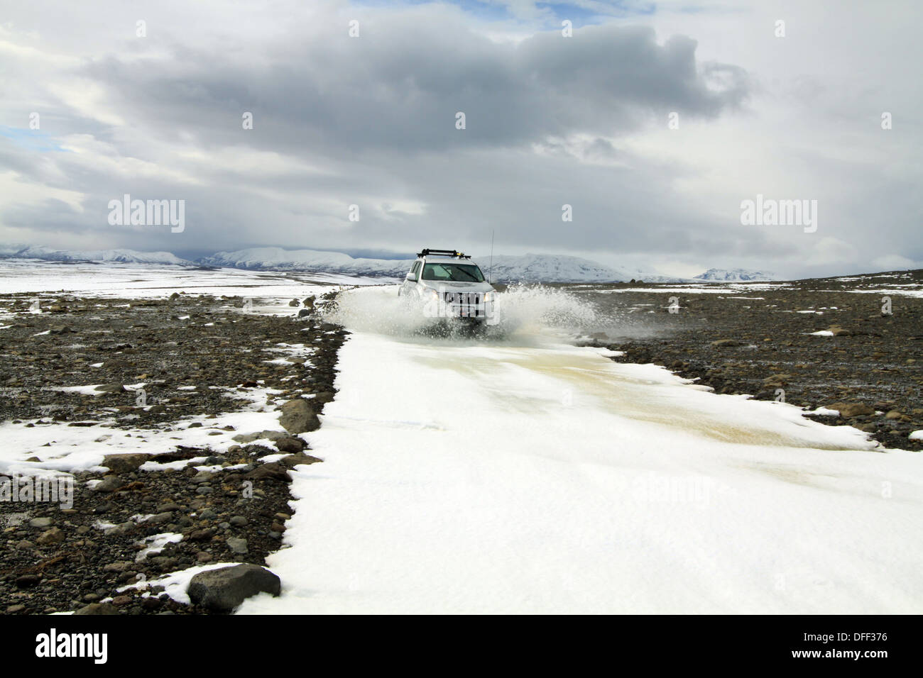 Toyota Landcruiser fortement modifiée de conduire dans la neige, de l'Islande Banque D'Images