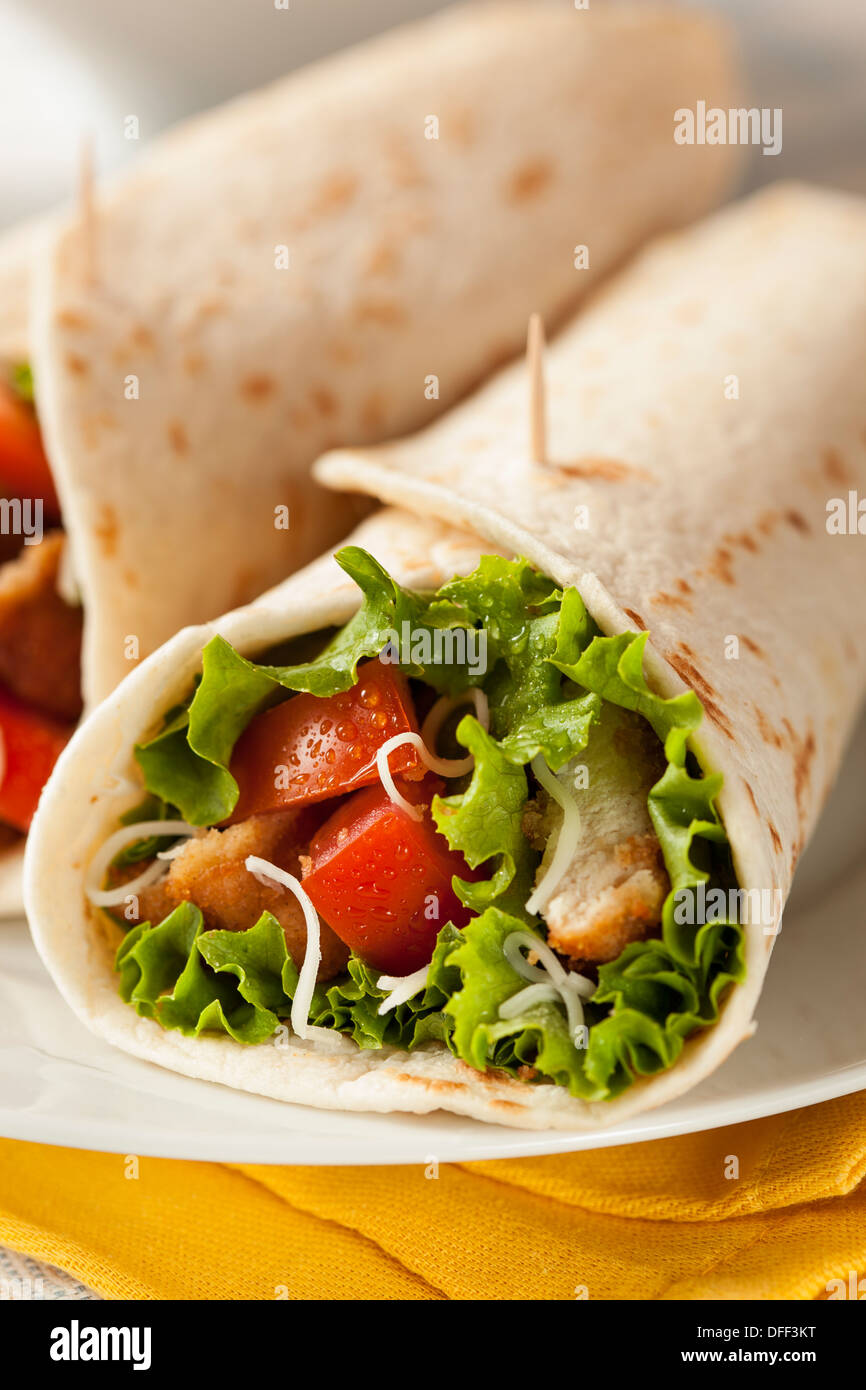 Poulet pané dans une tortilla Wrap avec laitue et tomates Banque D'Images