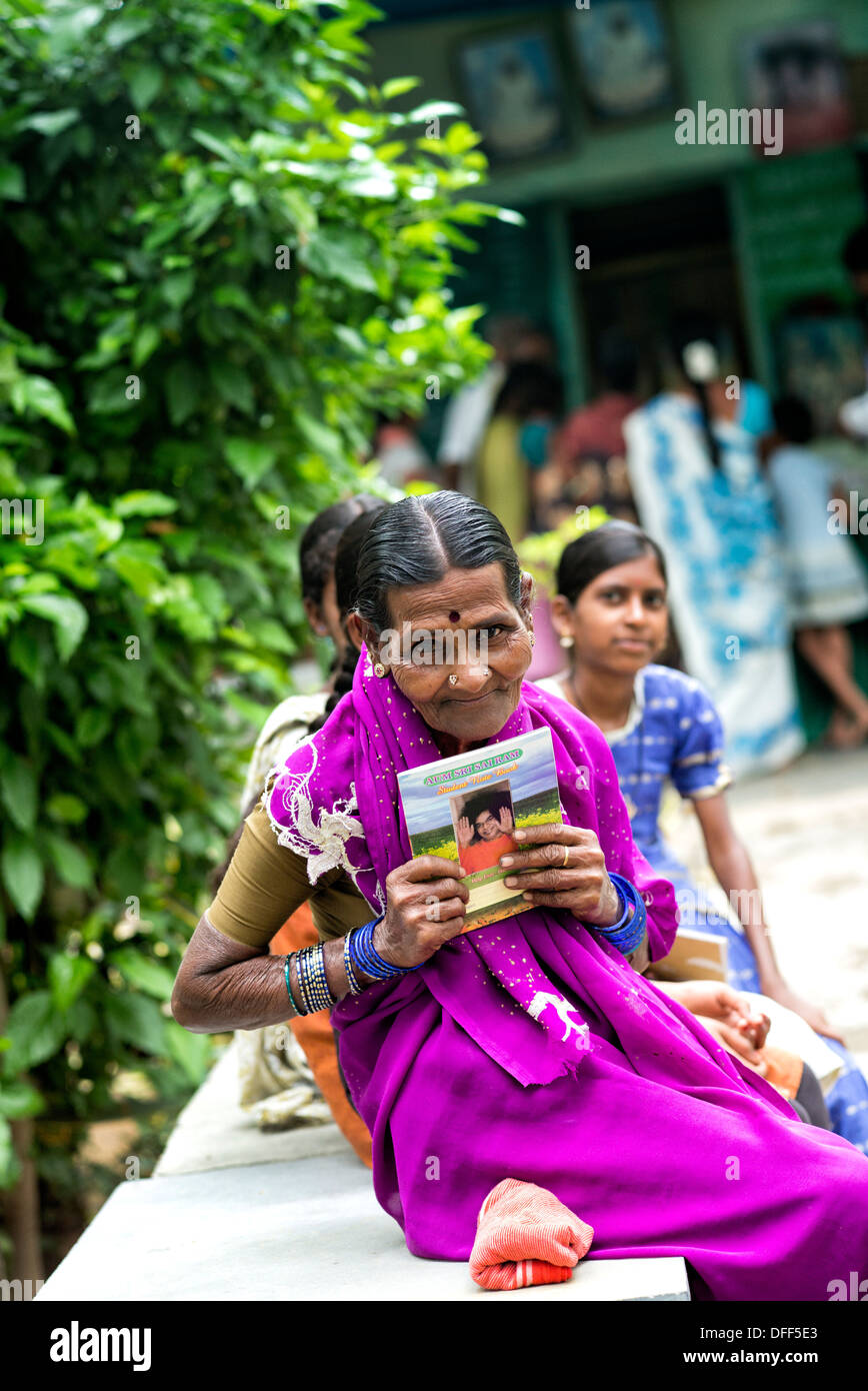 Vieille femme indienne qui attendait au Sri Sathya Sai Baba mobiles de proximité de la pharmacie de l'hôpital. L'Andhra Pradesh, Inde Banque D'Images