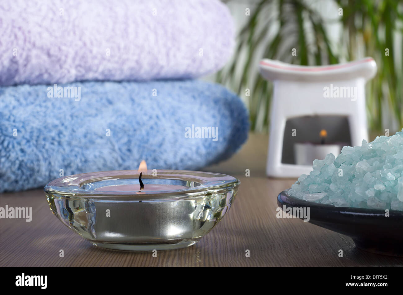 Spa aromatique fixé avec du sel de mer et de bougies de couleur. Banque D'Images