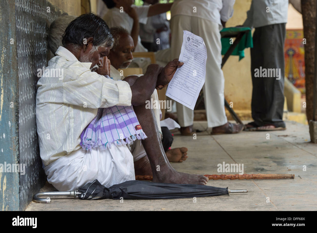 Malvoyants villageois indiens attendent la clinique à Sri Sathya Sai Baba l'hôpital mobile. L'Inde Banque D'Images