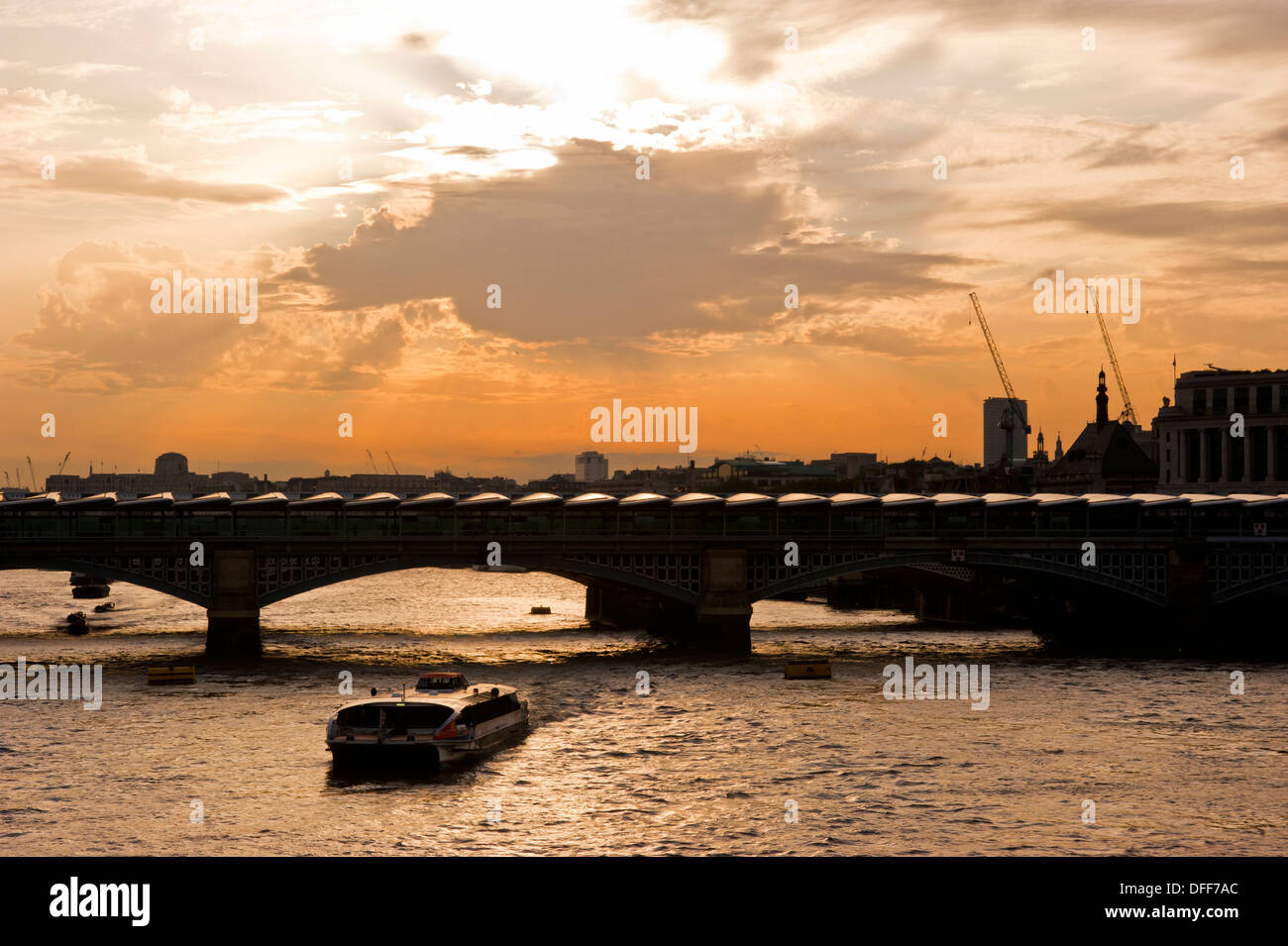 Un bateau sur la Tamise passe sous Blackfriars Bridge à Londres. Le pont a installé 4 400 panneaux solaires sur le toit cr Banque D'Images