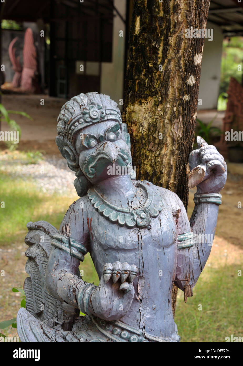 La figure en bois sculpté de Garuda, le symbole national de la Thaïlande, la moitié de la moitié de l'oiseau mythique et steed du dieu hindou Vishnu Banque D'Images