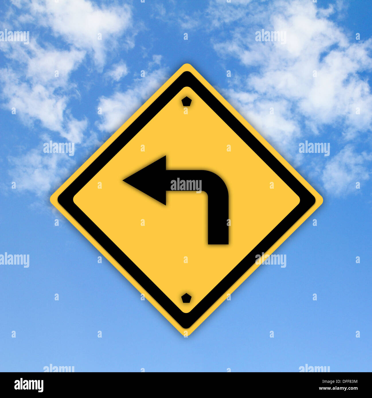 Panneau de circulation tournez à gauche sur fond de ciel magnifique. Banque D'Images