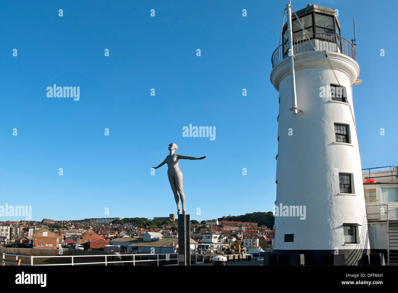 La belle sculpture de plongée à côté du phare du port de Scarborough, Yorkshire du Nord en Angleterre. Banque D'Images