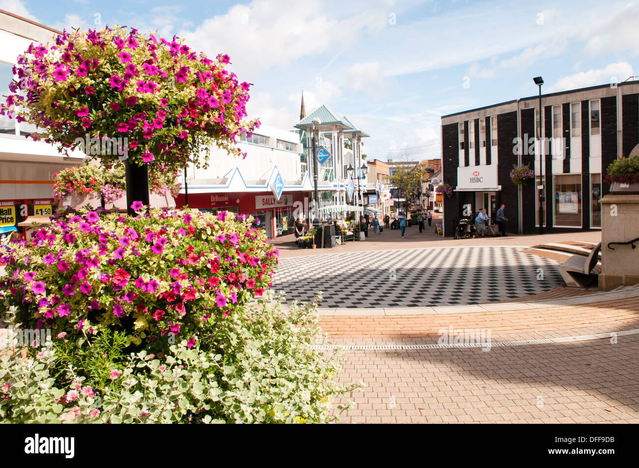 Vue sur le centre-ville de Halesowen et sur le centre commercial Cornbow, dans les West Midlands, avec une fleur d'été dans une scène de rue Banque D'Images