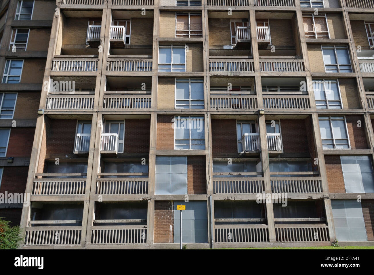 A embarqué dans les appartements du conseil à Park Hill Estate Sheffield, Angleterre, classé bâtiment de l'architecture brutaliste Banque D'Images