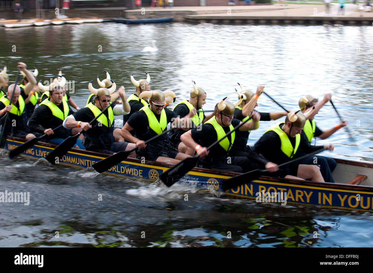 La course de bateaux-dragons, Stratford-upon-Avon, Royaume-Uni Banque D'Images