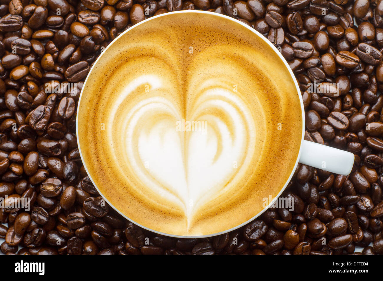 Le latte art, dans les fèves de café café contexte Banque D'Images