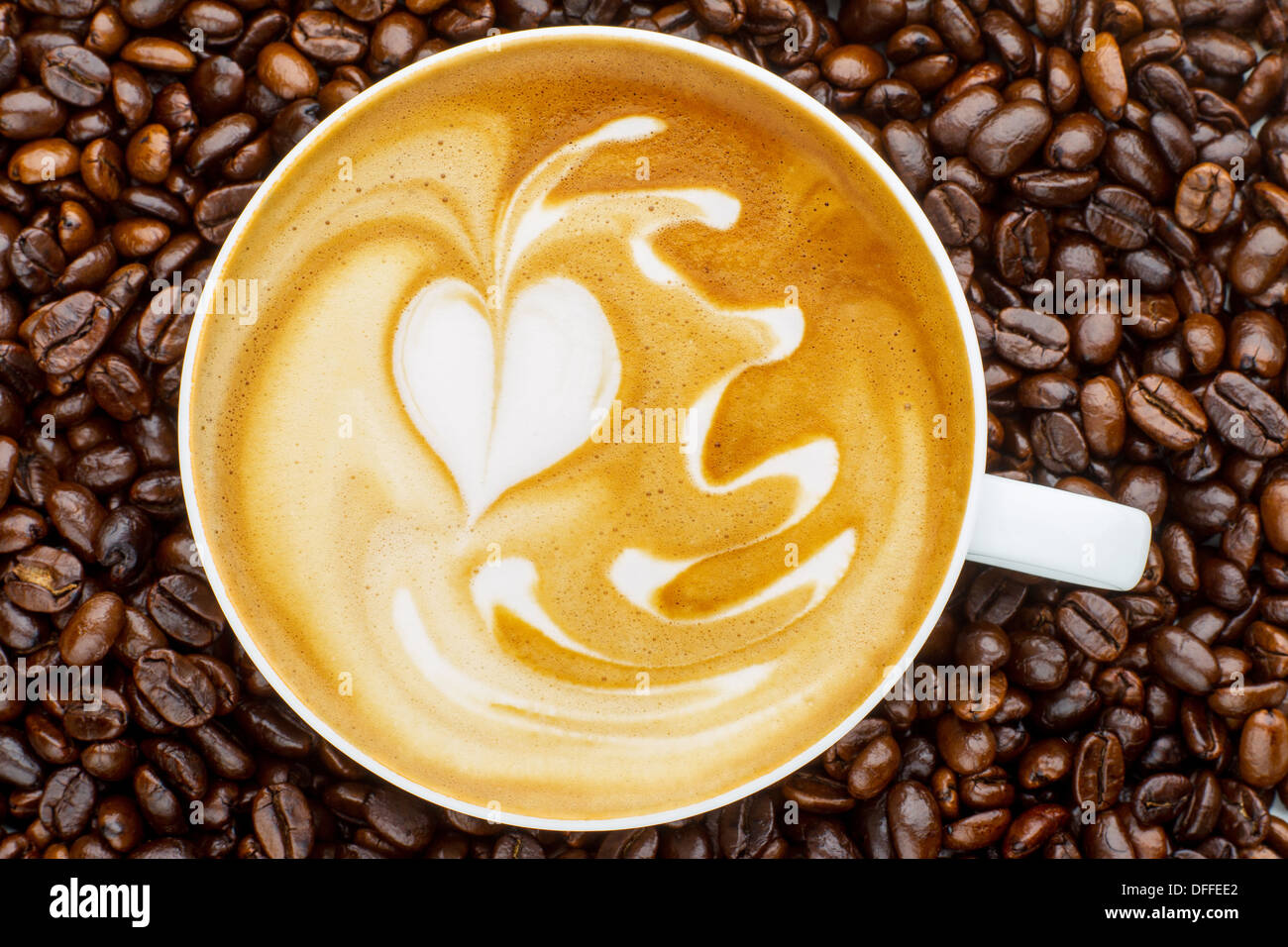 Le latte art, dans les fèves de café café contexte Banque D'Images