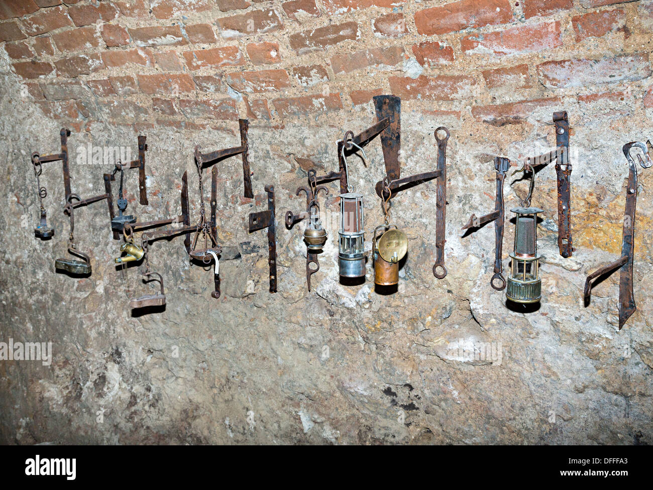 Une exposition de vieilles lampes dans le labyrinthe souterrain, Brno, République Tchèque Banque D'Images