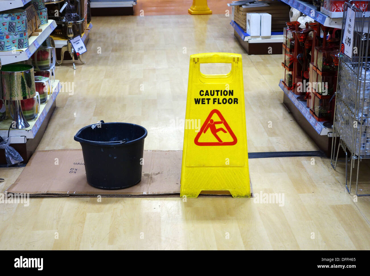 Une attention plancher mouillé ' ' avis dans un magasin Banque D'Images