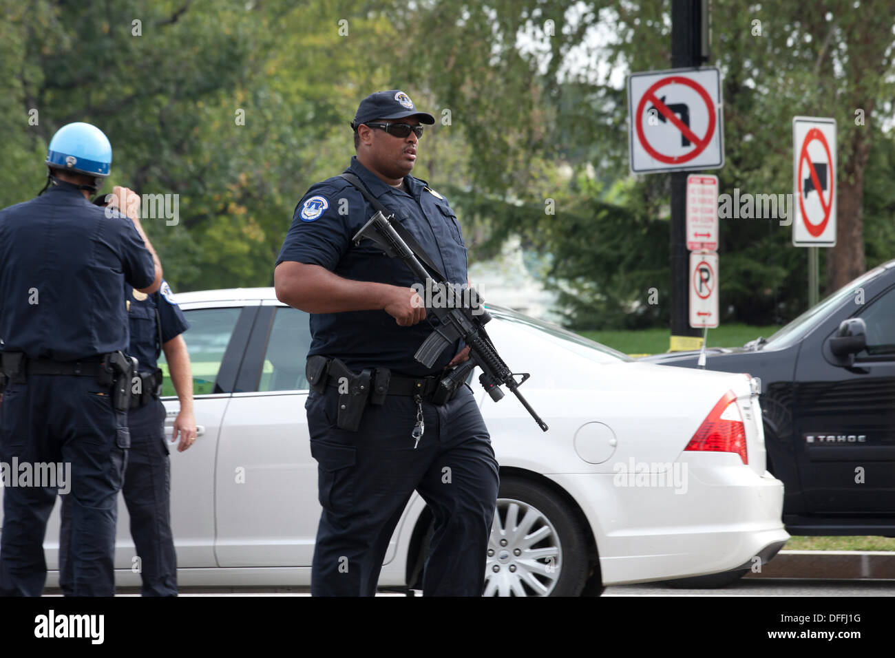 Washington, DC, USA. 3e oct, 2013 : le US Secret Service et Capitol poursuite policière une femme qui a tenté de forcer la barrière de sécurité à la Maison Blanche avec sa voiture. Une poursuite en voiture découle de la Maison Blanche pour le Capitole. La poursuite se termine dans un accident, des coups de feu sont tirés par la Police du Capitole. La femme pilote est morts confirmés, un policier Capitol est blessé. © B Christopher/Alamy Live News Banque D'Images