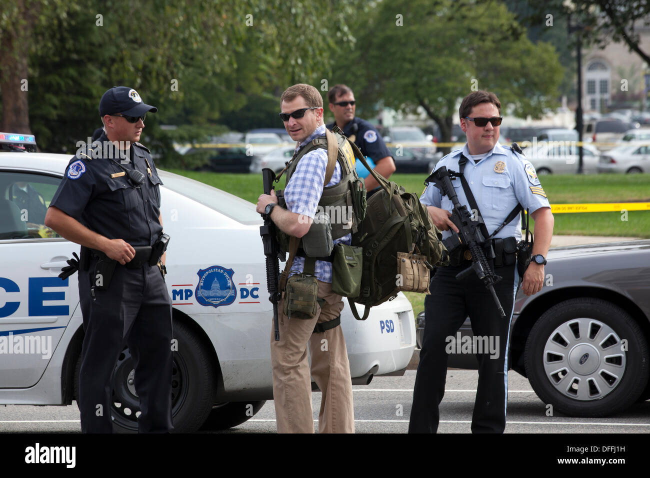 Washington, DC, USA. 3e oct, 2013 : le US Secret Service et Capitol poursuite policière une femme qui a tenté de forcer la barrière de sécurité à la Maison Blanche avec sa voiture. Une poursuite en voiture découle de la Maison Blanche pour le Capitole. La poursuite se termine dans un accident, des coups de feu sont tirés par la Police du Capitole. La femme pilote est morts confirmés, un policier Capitol est blessé. © B Christopher/Alamy Live News Banque D'Images