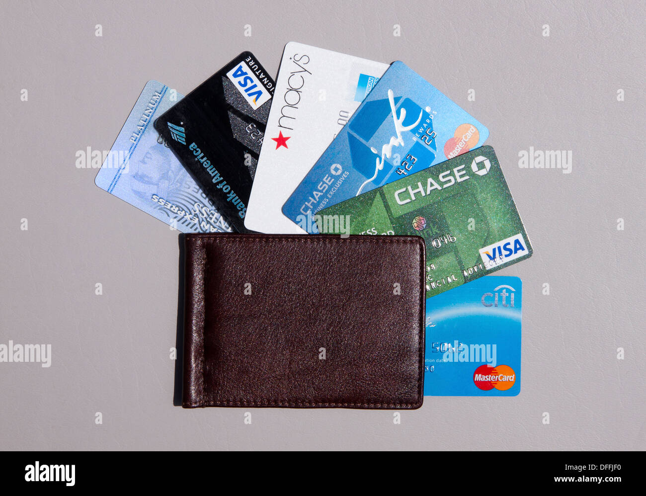 6 cartes de crédit se déploient en éventail à partir de la pochette de cuir. Banque D'Images