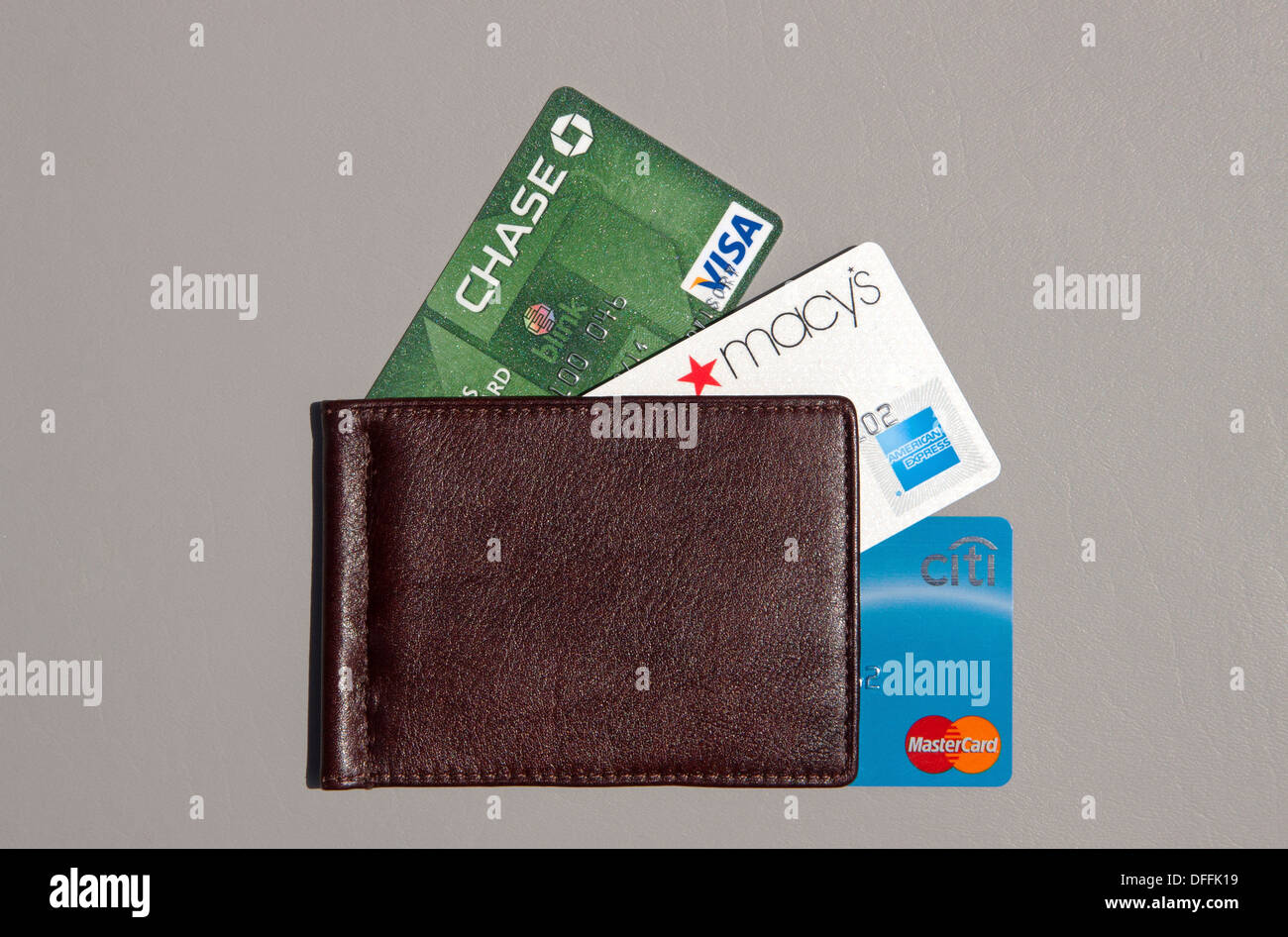 3 cartes de crédit se déploient en éventail à partir de la pochette de cuir. Banque D'Images