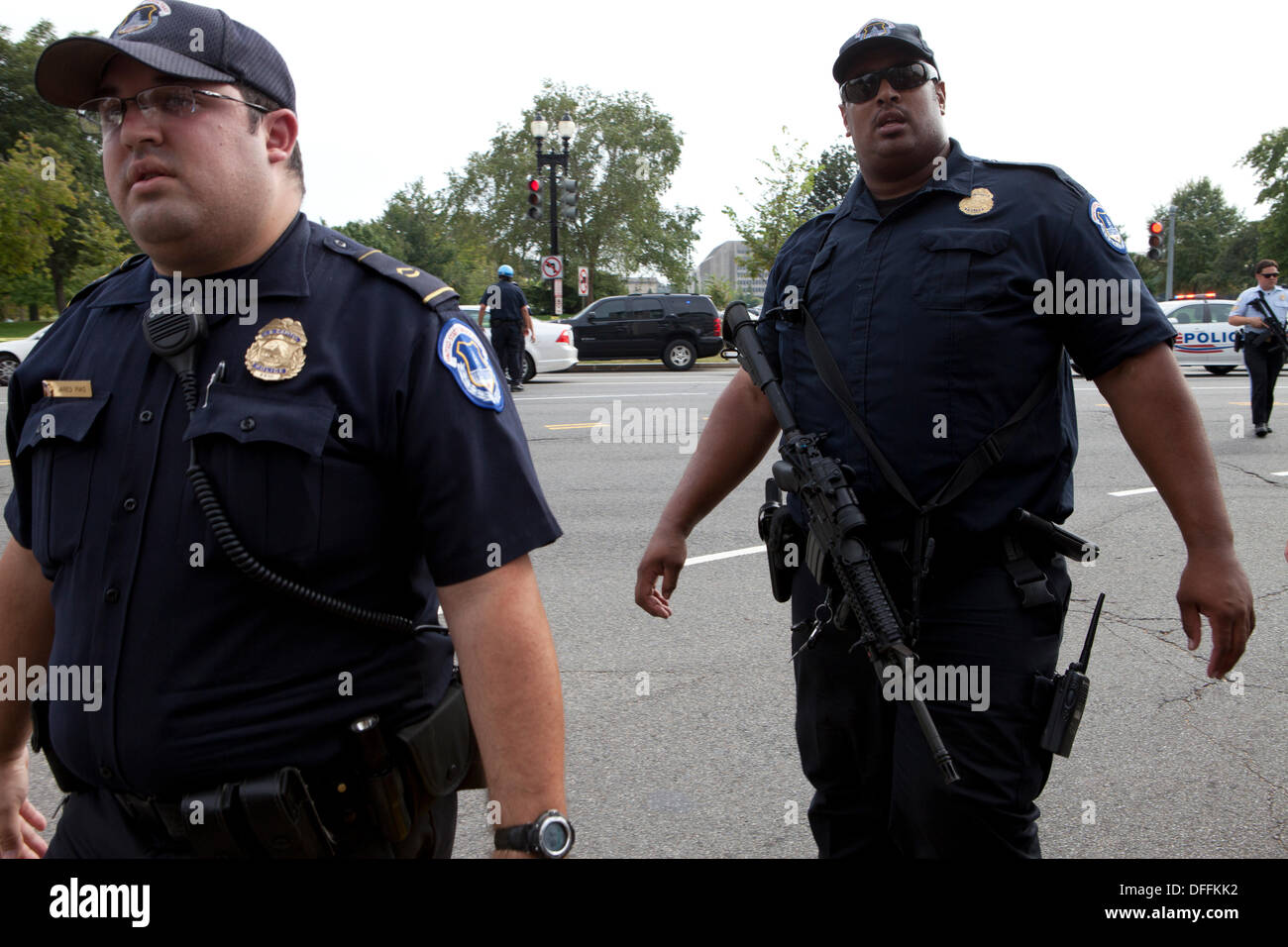 Washington, DC, USA. 3e oct, 2013 : le US Secret Service et Capitol poursuite policière une femme qui a tenté de forcer la barrière de sécurité à la Maison Blanche avec sa voiture. Une poursuite en voiture découle de la Maison Blanche pour le Capitole. La poursuite se termine dans un accident, des coups de feu sont tirés par la Police du Capitole. La femme pilote est morts confirmés, un policier Capitol est blessé. © B Christopher/Alamy Live News Banque D'Images