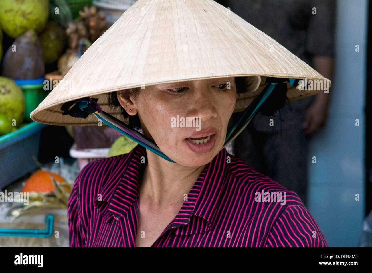 Une Vietnamienne portant un chapeau traditionnel. Banque D'Images