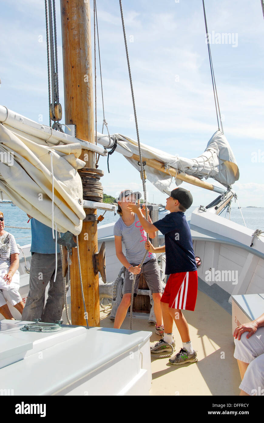 Soulever les voiles sur la goélette Ardelle sur le port de Gloucester, Gloucester, Massachusetts, USA Banque D'Images