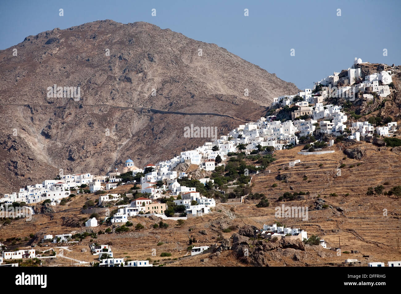 Petite ville aux maisons blanches sur la colline de pierre en Grèce Banque D'Images