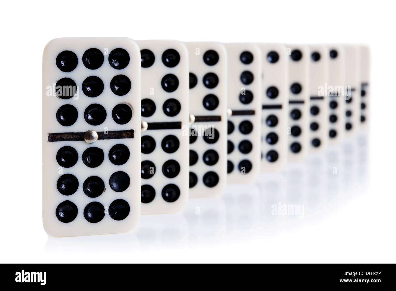 Domino en ligne sur blanc avec des reflets de lumière sur l'arrière-plan Banque D'Images