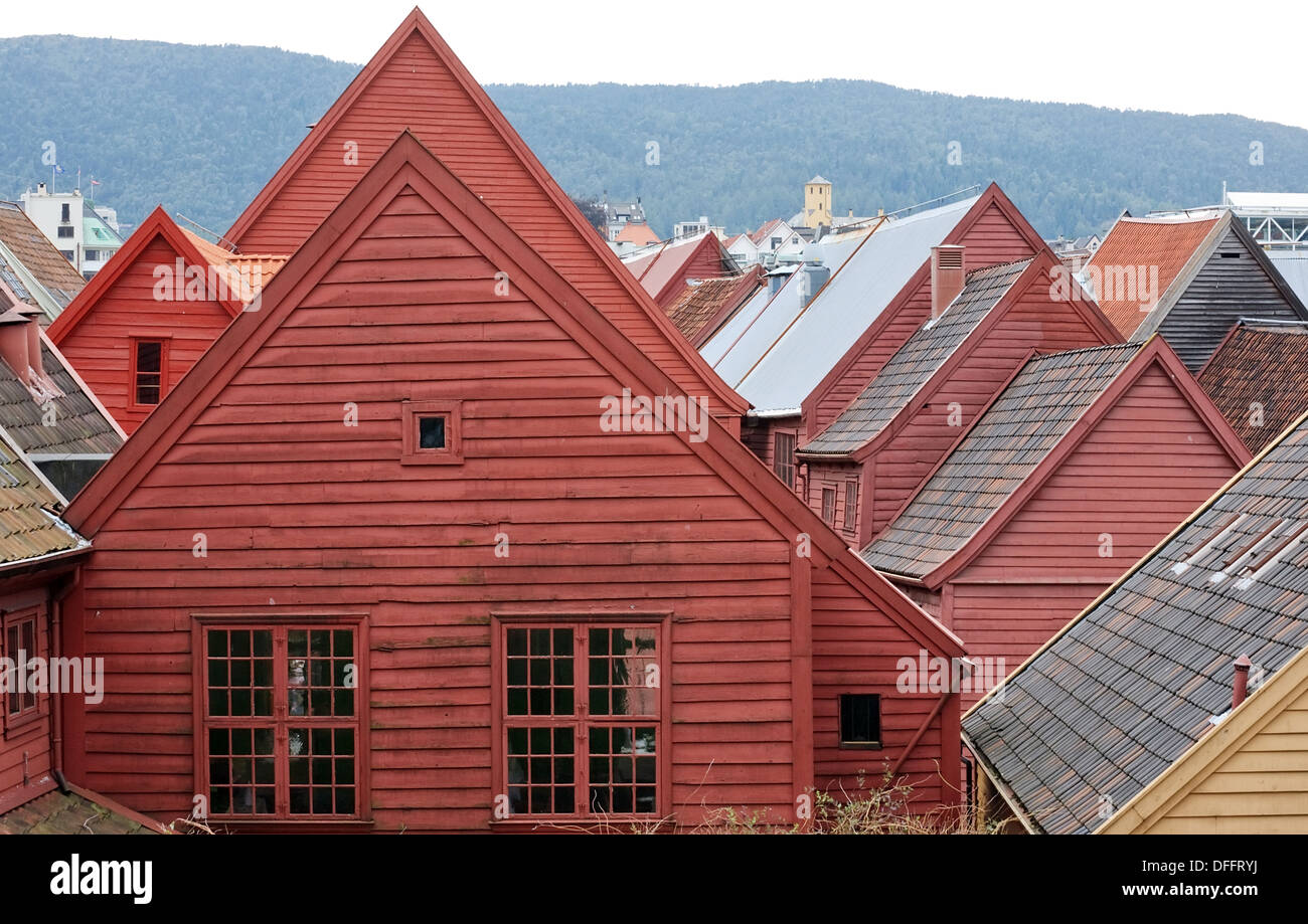 Toits de vieilles maisons en bois dans la région de Bergen, Norvège Banque D'Images