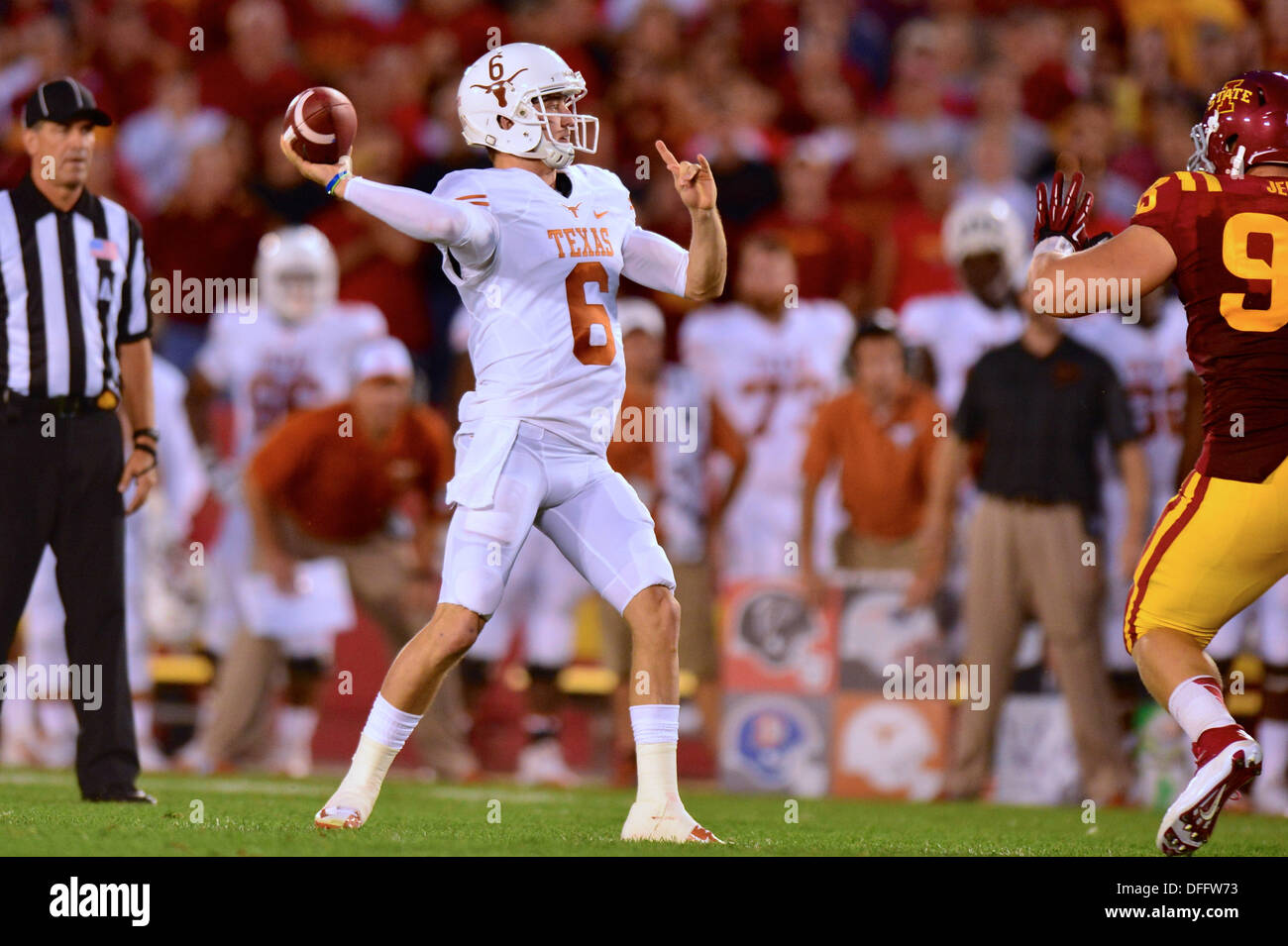 Ames, Iowa, USA. 3e oct, 2013. Le 3 octobre. 2013 : Texas QB # 6 Cas McCoy en action au cours de la NCAA football match entre l'Iowa State Cyclones et le Texas longhorns au stade Jack Trice à Ames, Iowa.Ke Lu/CSM/Alamy Live News Banque D'Images