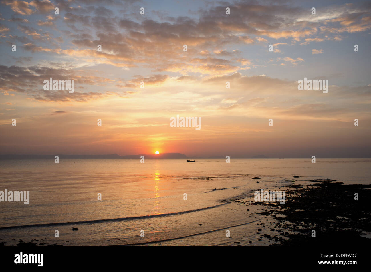 Coucher de soleil sur l'océan à Kep, au Cambodge Banque D'Images