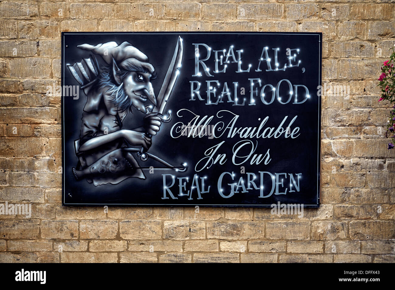 Real Ale Real Food plaque sur le mur d'une maison publique anglaise annonçant leurs installations. ROYAUME-UNI. Banque D'Images