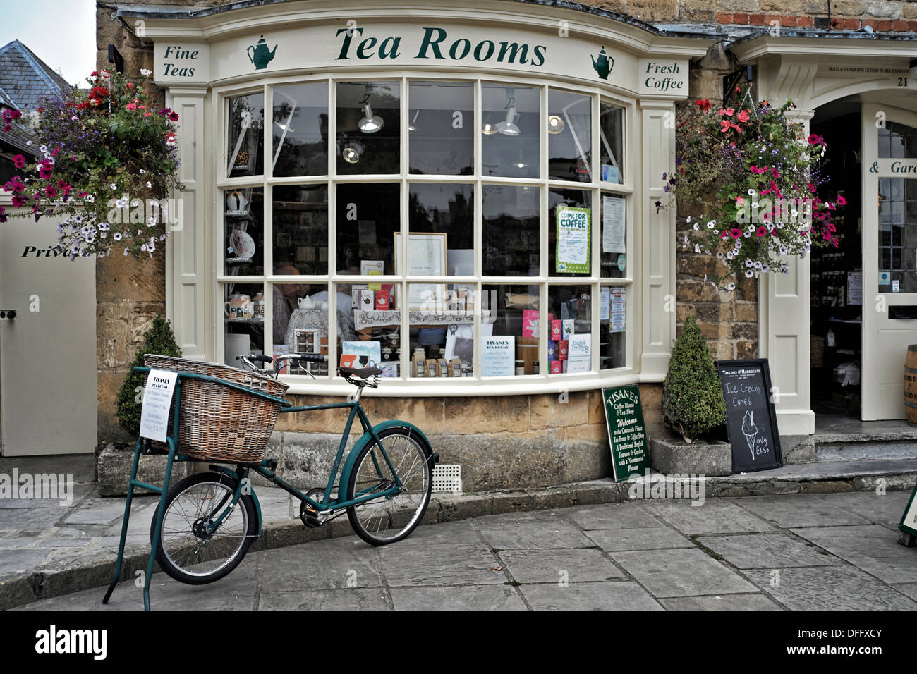 Extérieur traditionnel du salon de thé anglais avec vitrine et présentoir de vélos vintage. Broadway, Cotswolds, Angleterre, Royaume-Uni. Banque D'Images