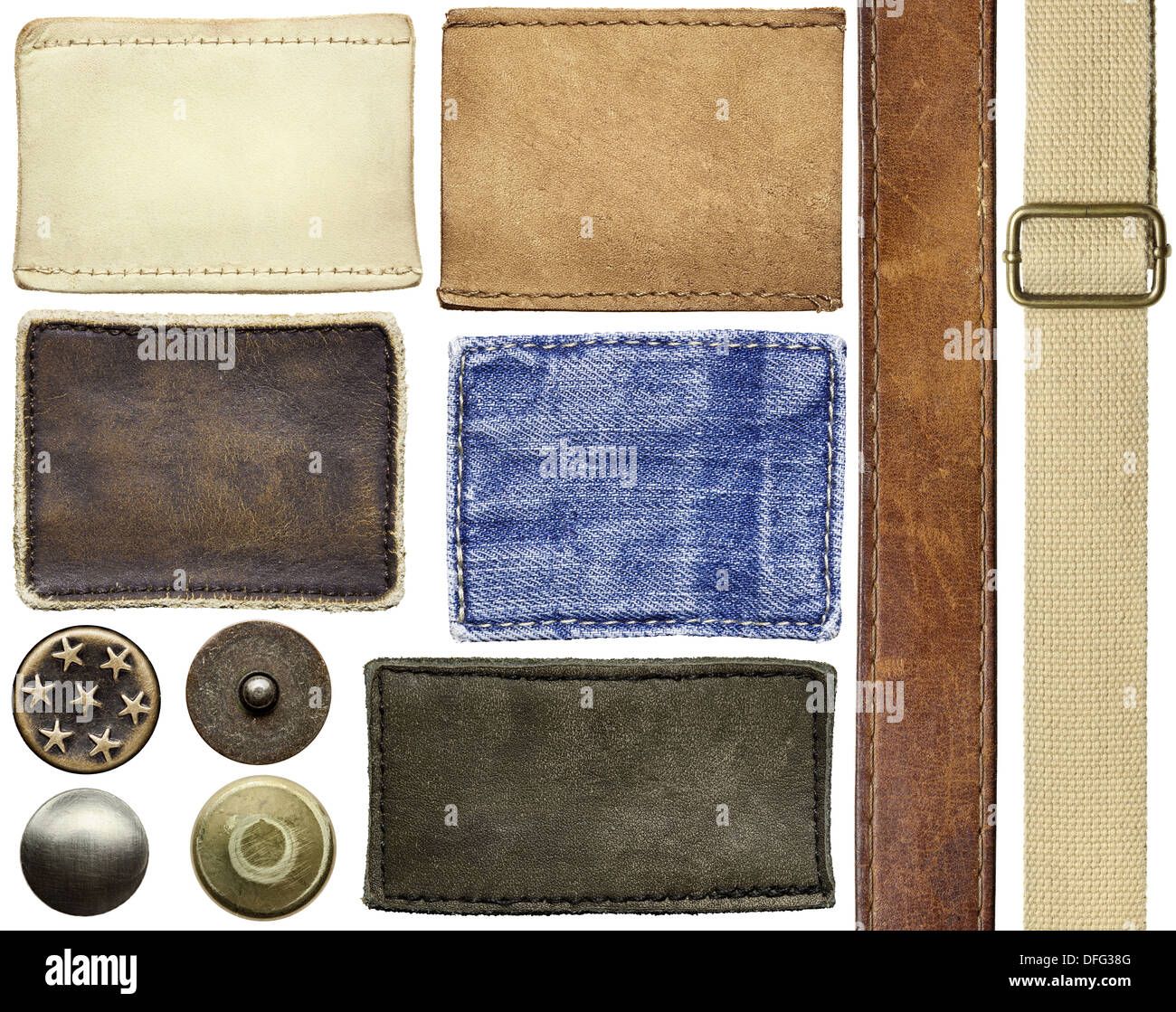 Jeans en cuir blanc libellés, boutons, rivets, sangles. Banque D'Images