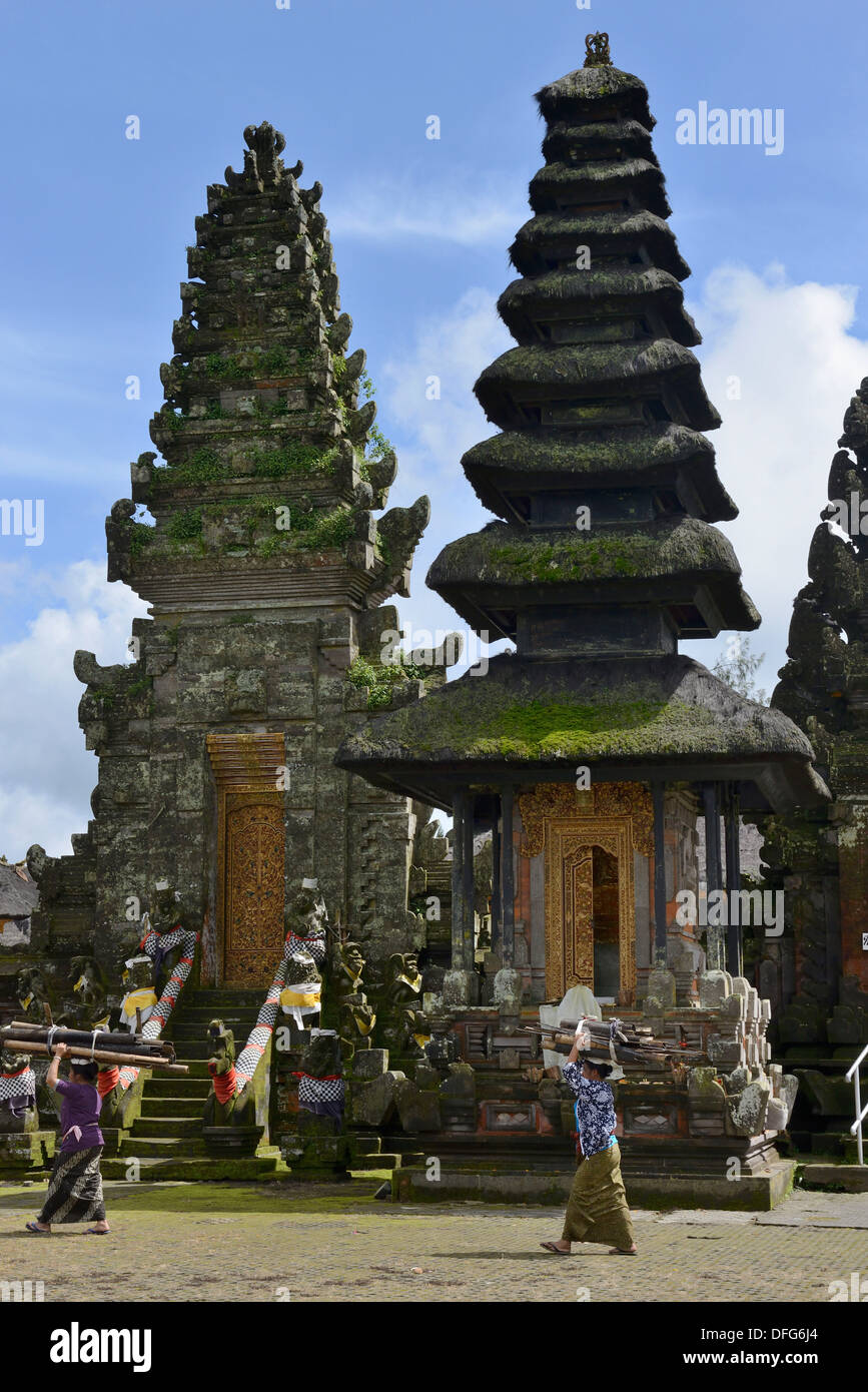 L'Indonésie, l'île de Bali, le portail Meru au Pura Ulun Danu Batur temple Banque D'Images