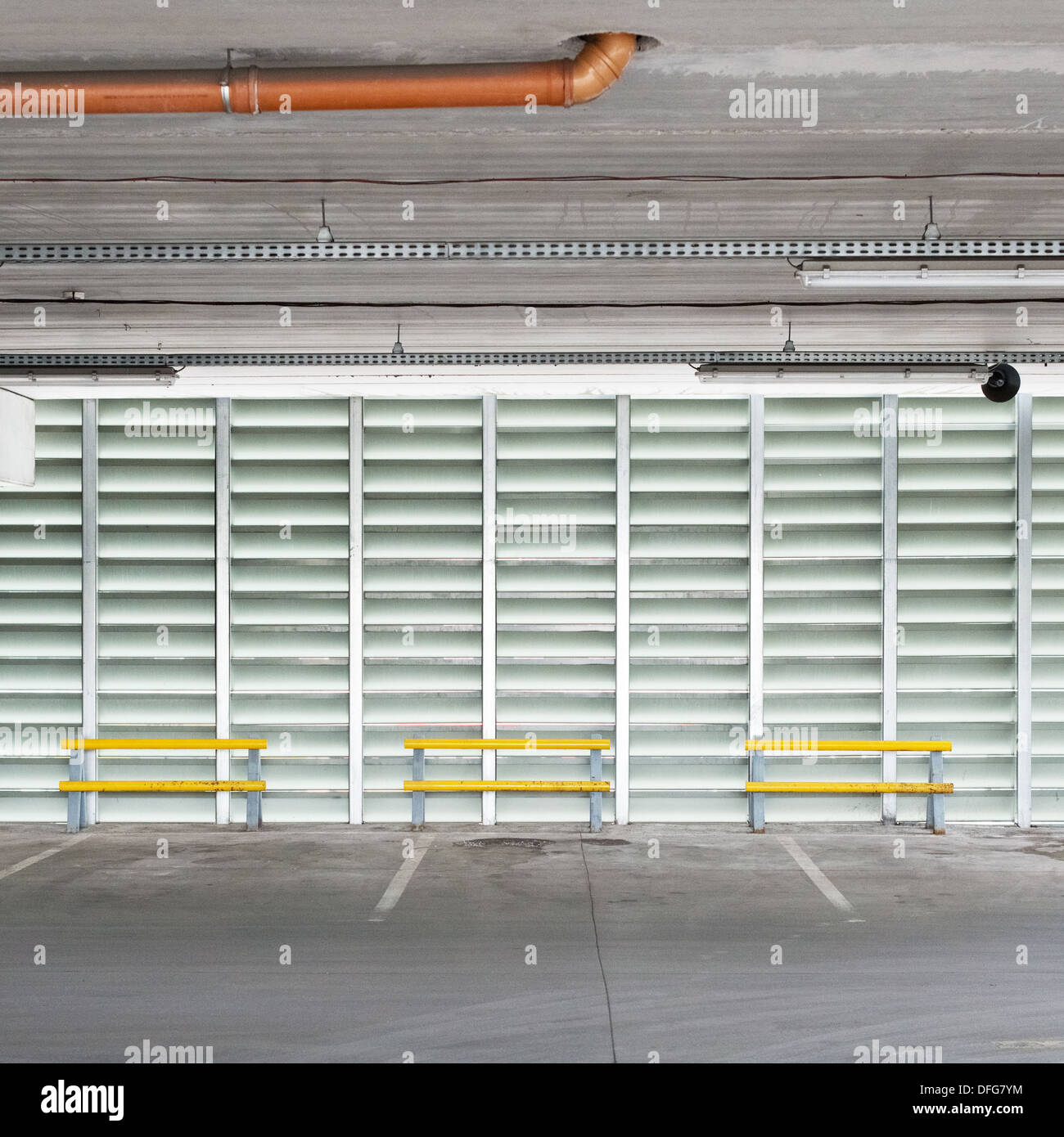 Parking vide mur, sol et plafond. Banque D'Images