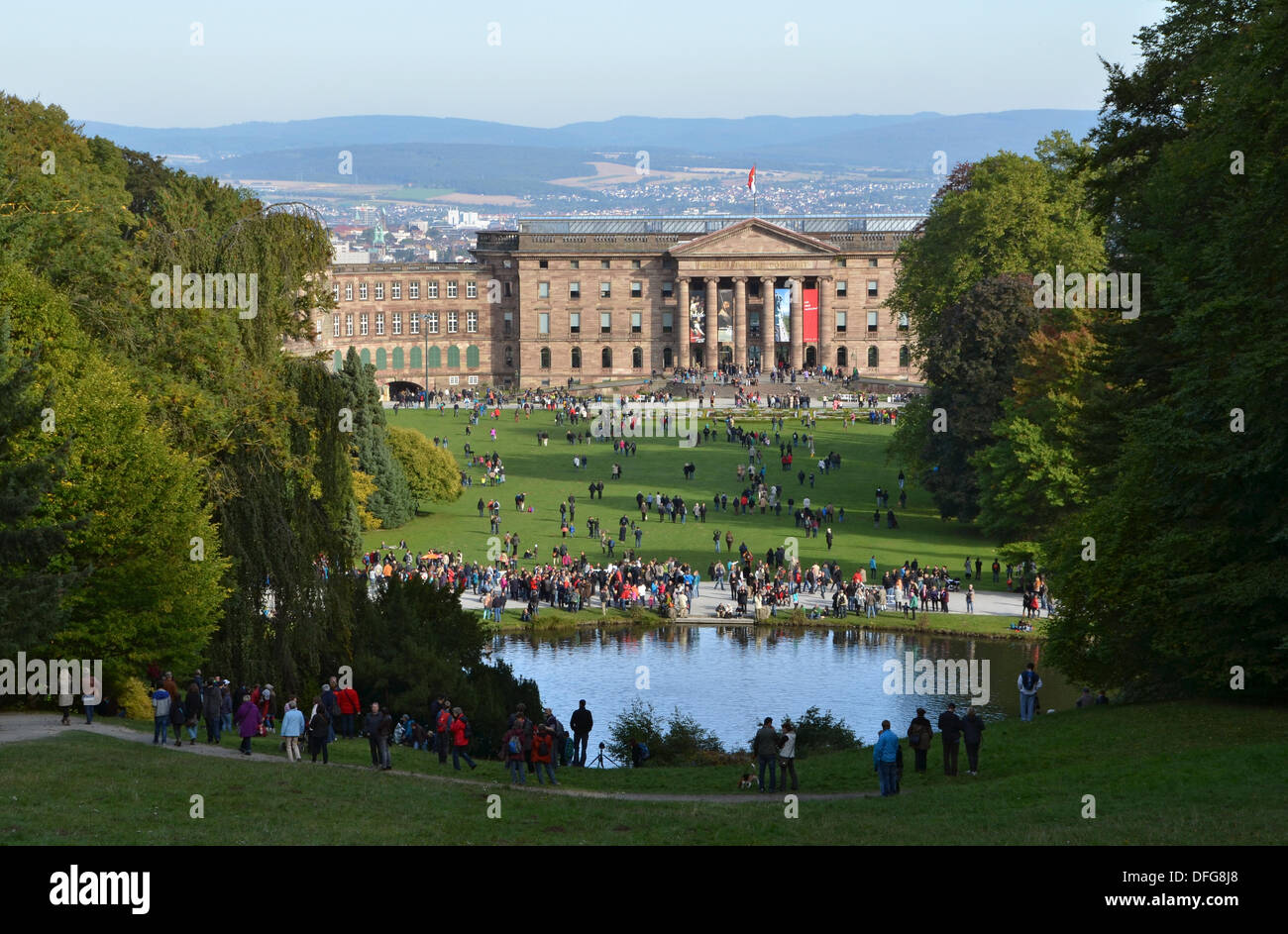 Des milliers de personnes visitent le parc Bergpark Wilhelmshöhe avec le palais à Kassel, Allemagne 03 octobre 2013. Le Le parc Bergpark a été placé sur la Liste du patrimoine culturel mondial de l'UNESCO en 2013. Photo : UWE ZUCCHI Banque D'Images