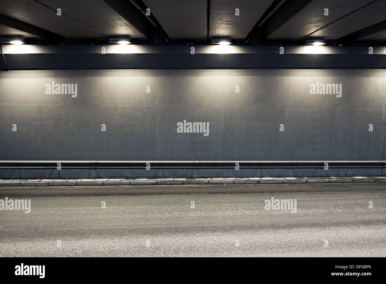 Route du tunnel avec spots Banque D'Images