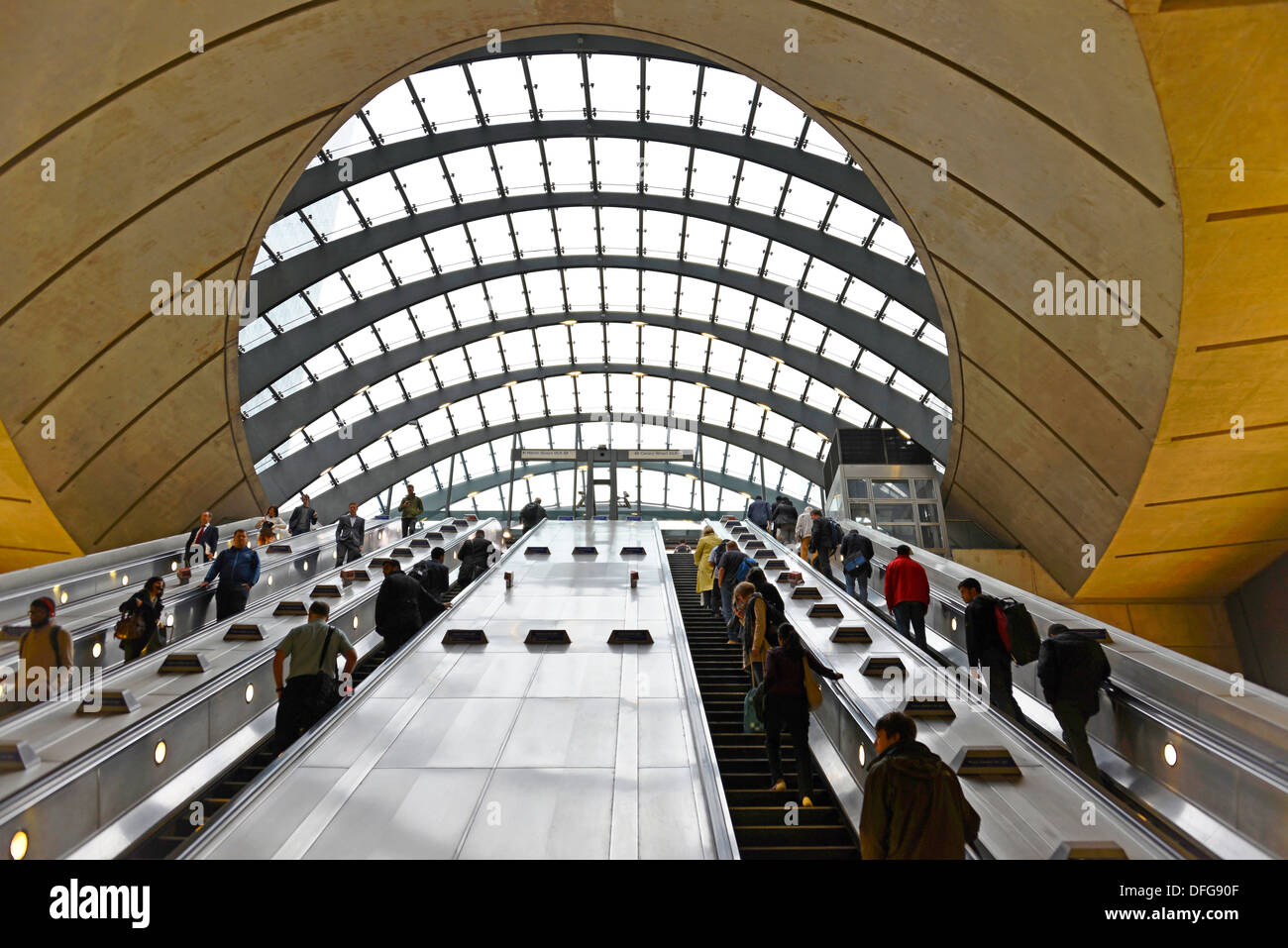Escaliers mécaniques à la station de métro Canary Wharf, London Underground, Londres, région de London, Angleterre, Royaume-Uni Banque D'Images