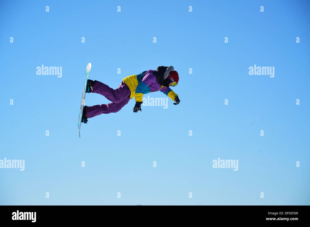 Un snowboarder freestyle effectue un tour d'antenne qu'il lance à partir d'un saut dans Les Arcs, France. Banque D'Images