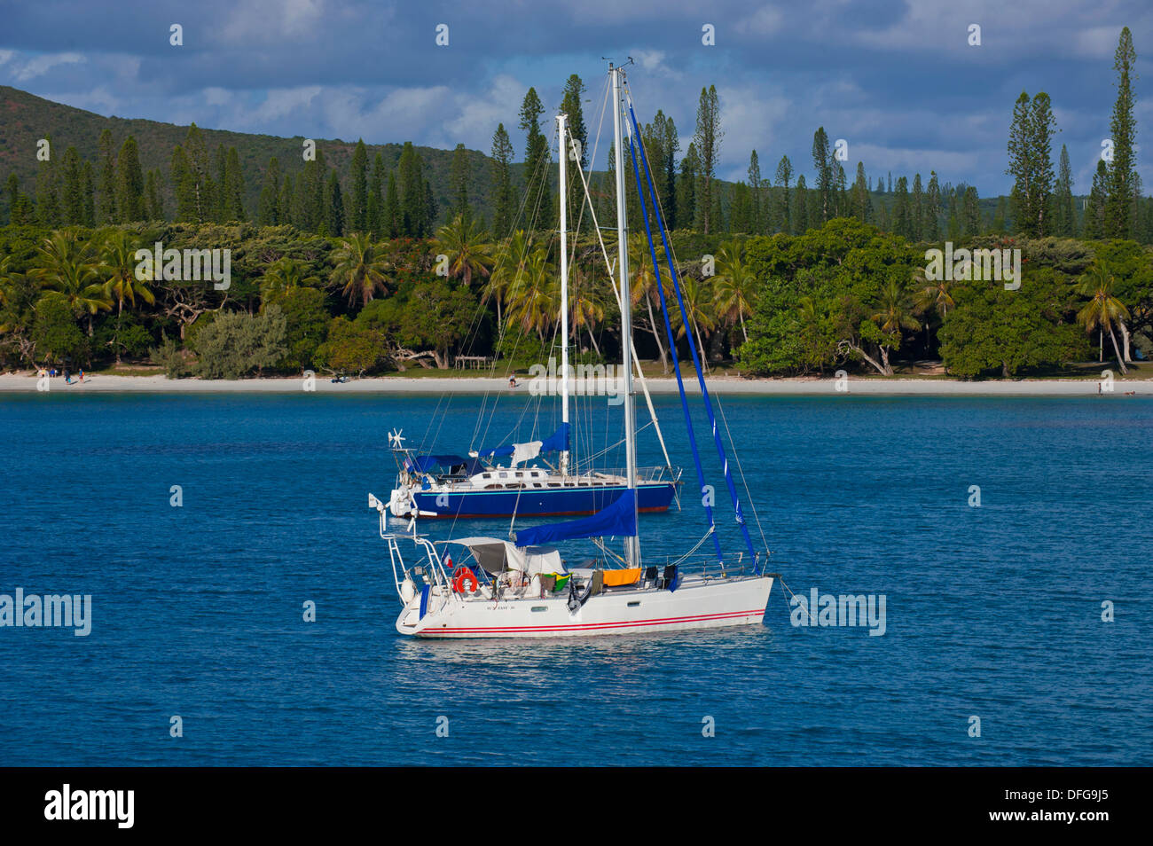 Bateaux à voile dans la baie de Kuto, Île des Pins, Nouvelle Calédonie, France Banque D'Images
