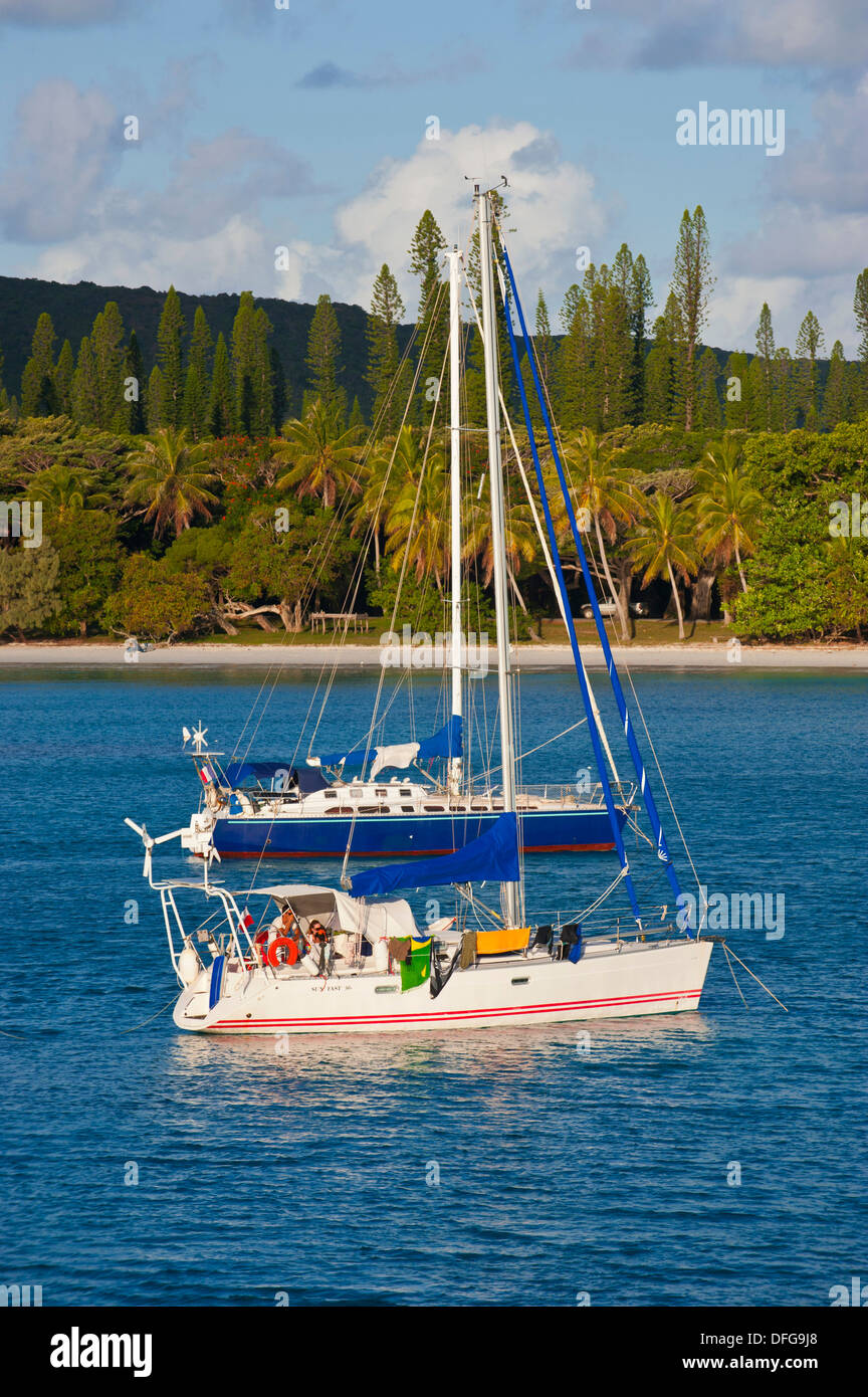Bateaux à voile dans la baie de Kuto, Île des Pins, Nouvelle Calédonie, France Banque D'Images