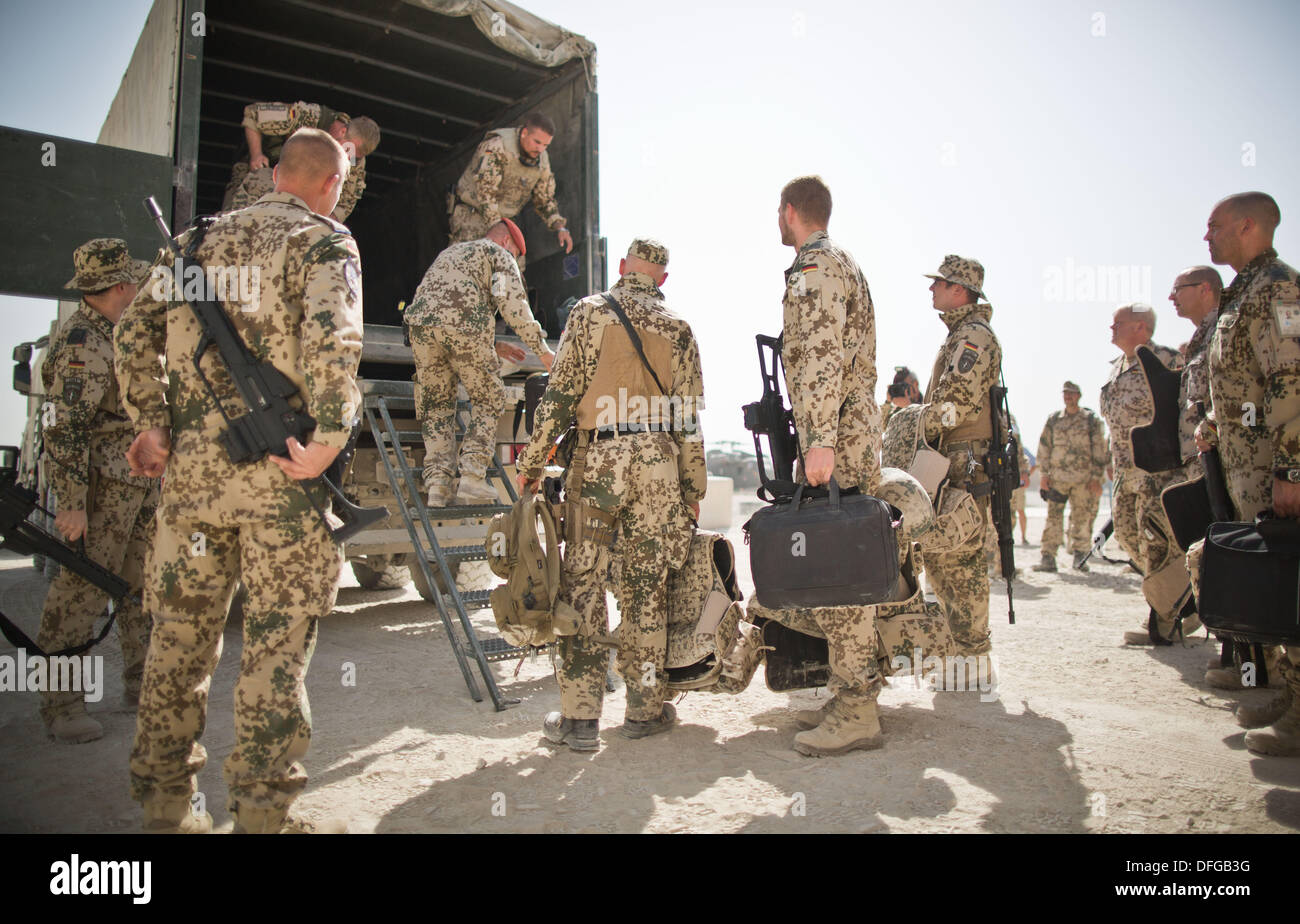 Kunduz, Afghanistan. 08Th Oct, 2013. Les soldats allemands charger leurs affaires personnelles sur un camion de transport au port de Kunduz, Afghanistan, 04 octobre 2013. Après le transfert officiel du camp de base à l'Armée de l'Afghanistan (ANA) et la police de l'Afghanistan, l'Ancop corp dernière soldats allemands seront retirées du camp. Photo : MICHAEL KAPPELER/dpa/Alamy Live News Banque D'Images