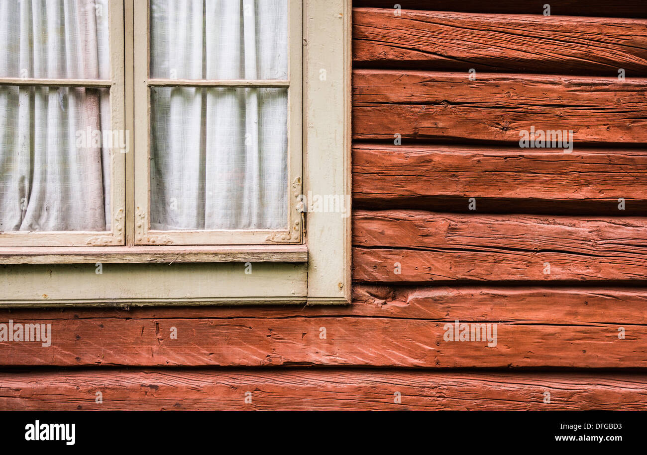 Fenêtre sur vieux chalet en bois rouge, Suède Banque D'Images