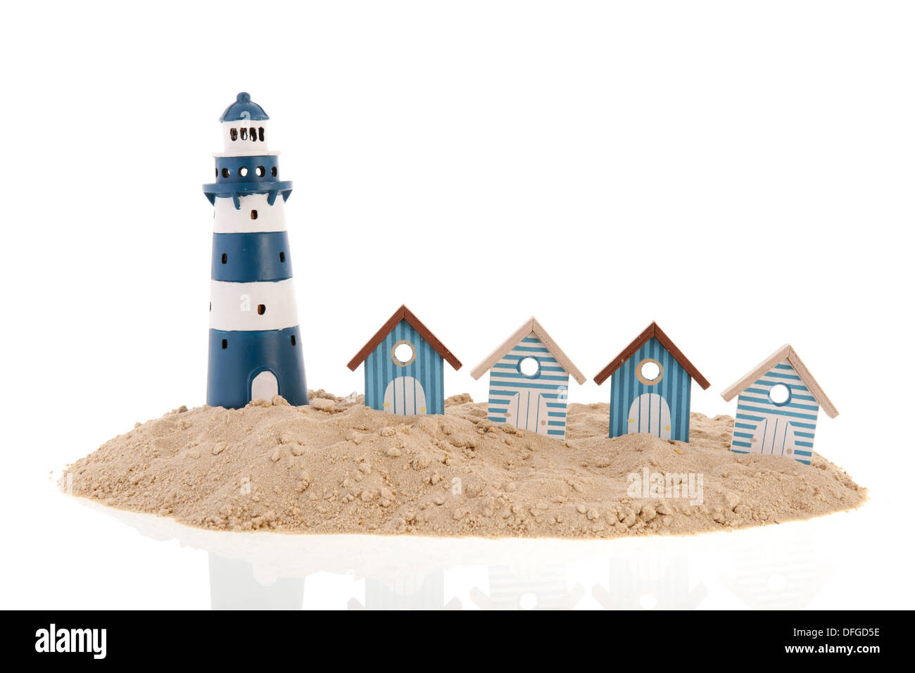 Les huttes à rayures bleu et blanc avec phare de la plage Banque D'Images