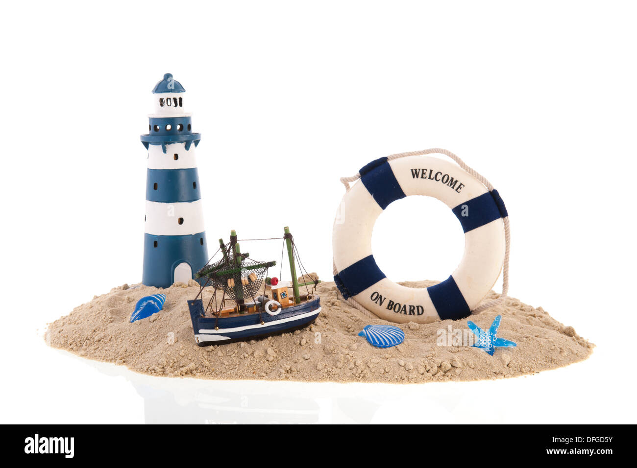 Côte avec phare et bateau de pêche en bois Banque D'Images
