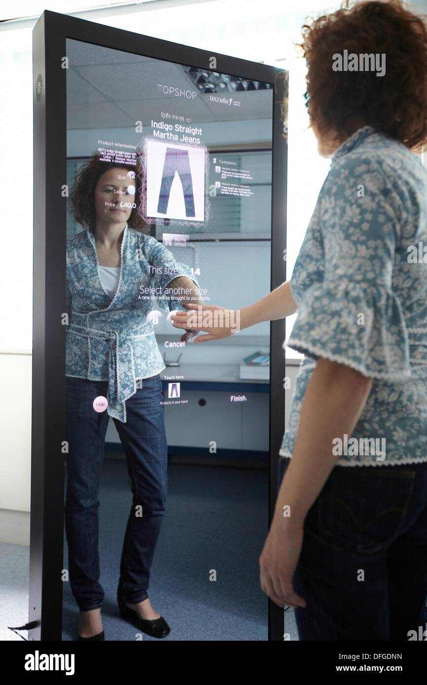 Miroir interactif qui permet à la personne qui se tient devant elle pour  voir une simulation de la façon dont les vêtements qu'ils souhaitent  acheter Photo Stock - Alamy
