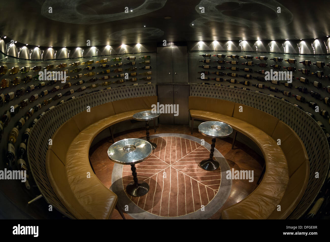 Vin à la pod Philippe Starck conçu Felix restaurant et bar à l'hôtel Peninsula, Hong Kong, Chine Banque D'Images