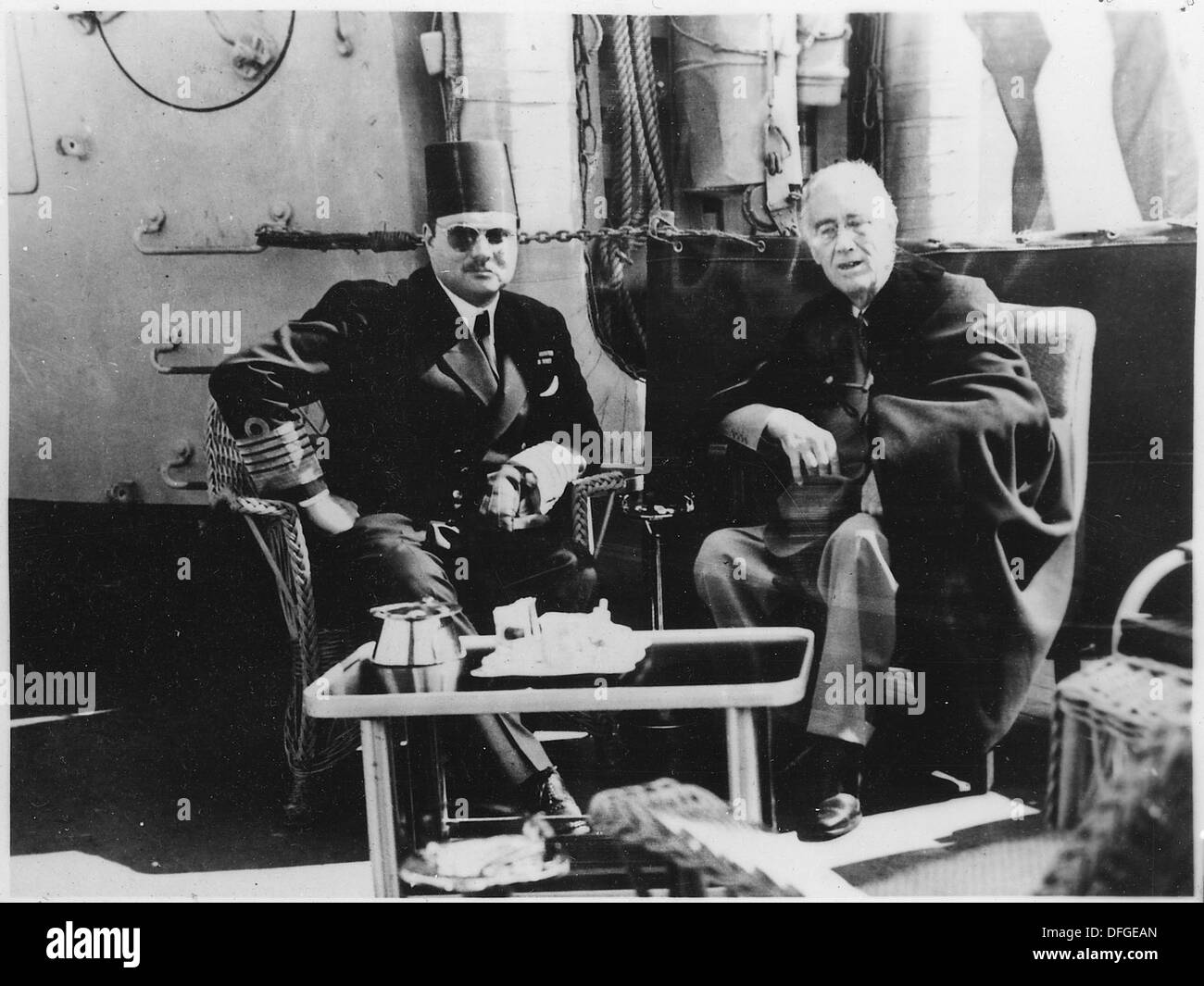 Franklin D. Roosevelt et le roi Farouk d'Égypte sont photographiés au Grand Lac amer en Égypte, reflétant une réunion diplomatique lors des voyages internationaux de Roosevelt et des efforts pour renforcer les relations américano-égyptiennes. Banque D'Images