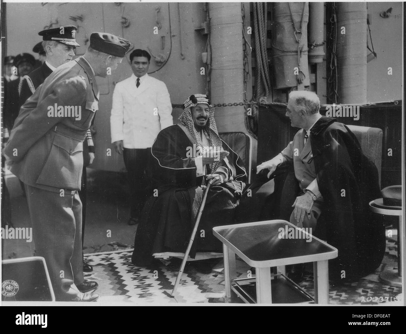 Franklin D. Roosevelt et le roi Ibn Saoud d'Arabie saoudite au Grand lac Amer en Egypte 197295 Banque D'Images