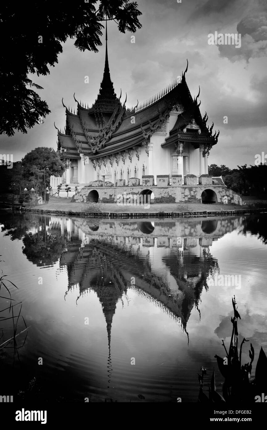 Le noir et blanc/monochrome image de Sanphet Prasat Palace à l'ancienne Siam attraction touristique près de Bangkok, en Thaïlande. Banque D'Images